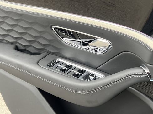 Used 2025 Bentley Flying Spur Plug-In Hybrid image 42