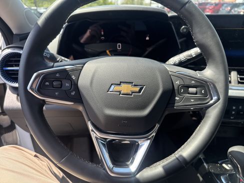 Used 2025 Chevrolet Trax LT w/ Driver Confidence Package FWD image 17
