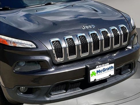 Used 2017 Jeep Cherokee Latitude w/ Cold Weather Group AWD/4WD image 35