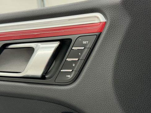 Certified 2024 Porsche Macan image 30