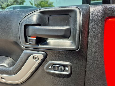 Used 2018 Jeep Wrangler Unlimited Rubicon w/ Connectivity Group AWD/4WD image 15
