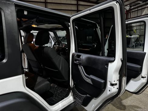 Used 2012 Jeep Wrangler Unlimited Rubicon w/ Connectivity Group image 22