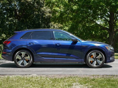 Used 2022 Audi e-tron Premium Plus AWD/4WD image 4