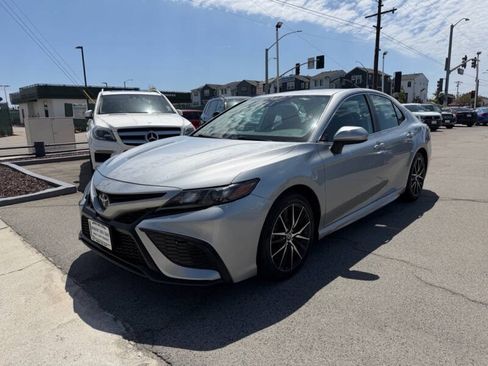 Used 2021 Toyota Camry SE FWD image 2