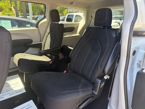 Used 2023 Chrysler Voyager LX FWD image 5