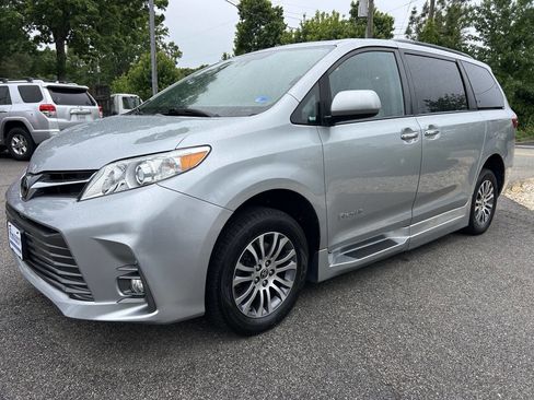 Used 2020 Toyota Sienna XLE Premium FWD image 13
