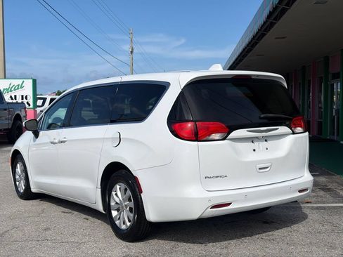 Used 2017 Chrysler Pacifica Touring w/ Tire & Wheel Group FWD image 3