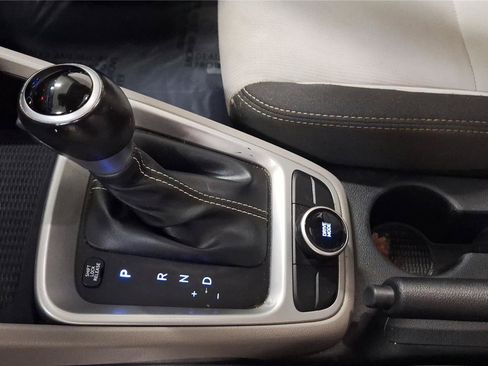 Used 2023 Hyundai Venue SEL FWD image 19