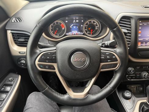 Used 2017 Jeep Cherokee Limited image 12