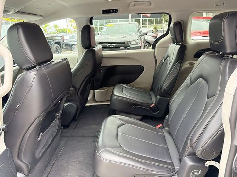 Used 2024 Chrysler Pacifica Touring-L FWD image 24
