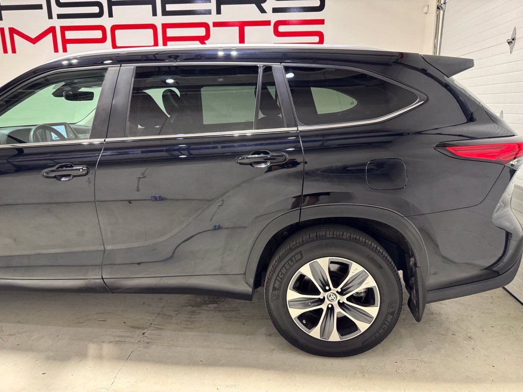 Used 2023 Toyota Highlander XLE AWD/4WD image 4