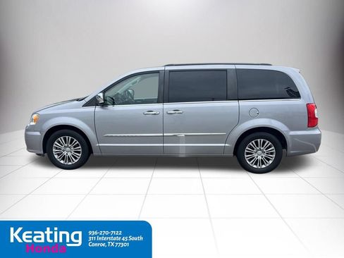 Used 2014 Chrysler Town & Country Touring-L w/ Driver Convenience Group FWD image 9