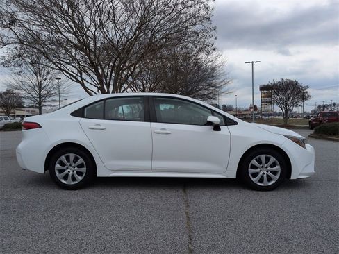 Used 2022 Toyota Corolla LE image 9