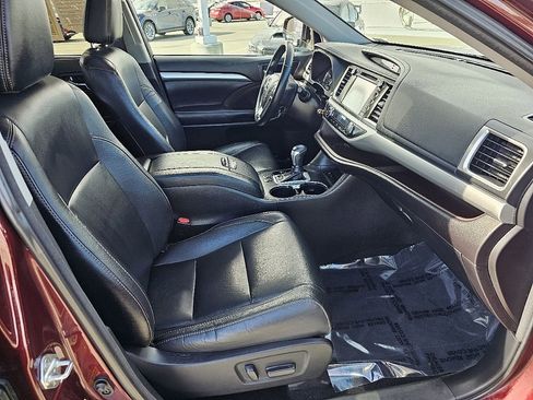 Used 2018 Toyota Highlander XLE image 18