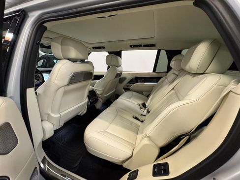 Used 2025 Land Rover Range Rover Long Wheelbase Autobiography image 12