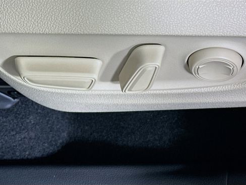 Used 2024 Toyota Highlander XLE image 13