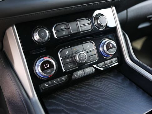 Used 2021 GMC Yukon Denali w/ Denali Premium Package AWD/4WD image 19