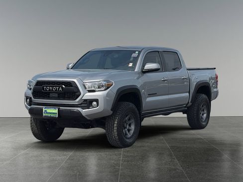 Used 2019 Toyota Tacoma TRD Off-Road AWD/4WD image 3