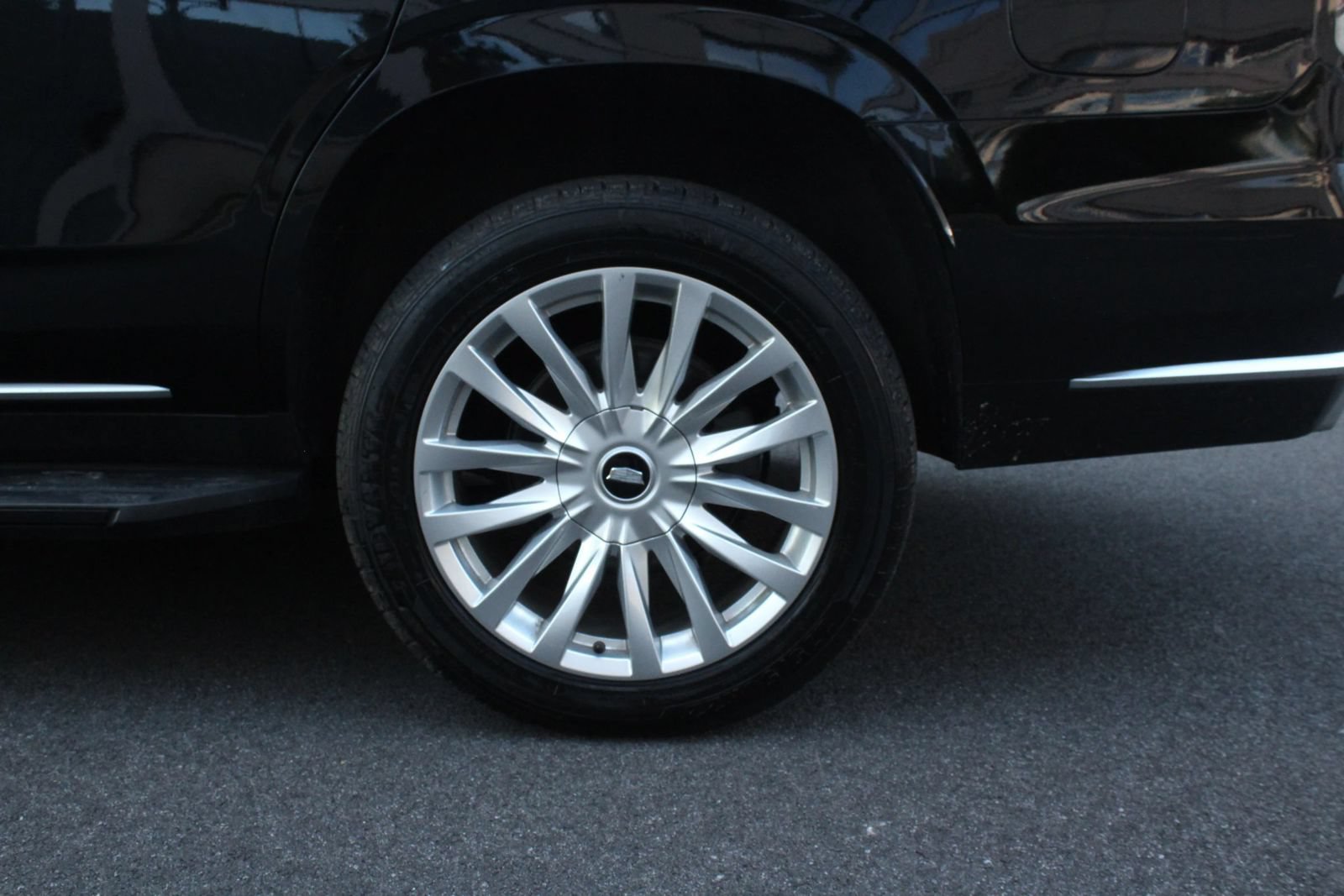 Used 2021 Cadillac Escalade Luxury AWD/4WD image 10