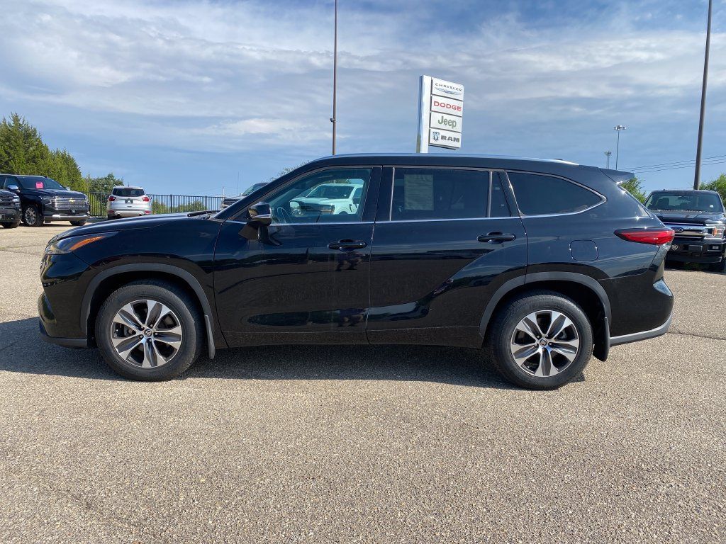 Used 2021 Toyota Highlander XLE AWD/4WD image 56