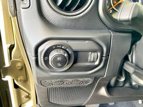 Used 2025 Jeep Gladiator Mojave w/ Convenience Group AWD/4WD image 28