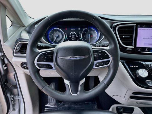 Used 2023 Chrysler Pacifica Touring-L FWD image 11
