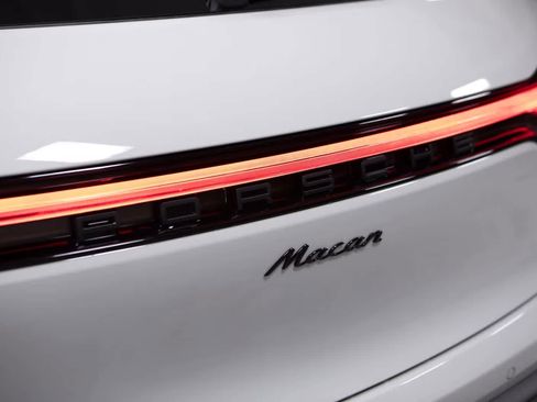Certified 2026 Porsche Macan AWD/4WD image 18
