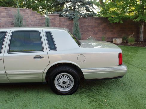 Used 1997 Lincoln Town Car Signature RWD image 36