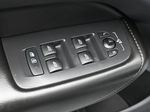 Used 2019 Volvo XC60 T6 Momentum w/ Multimedia Package image 10