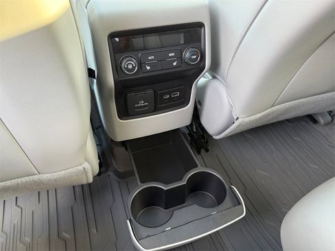 Used 2022 GMC Acadia SLT w/ Technology Package image 28