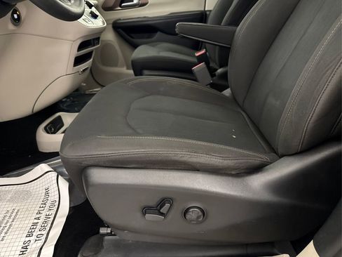 Used 2018 Chrysler Pacifica LX FWD image 35