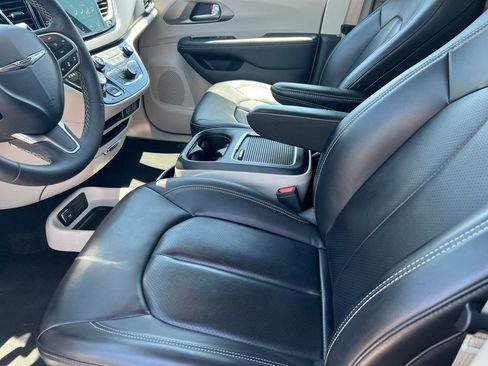 Used 2023 Chrysler Pacifica Touring-L FWD image 10