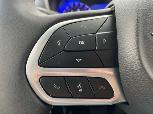 Used 2024 Chrysler Pacifica Touring-L image 23