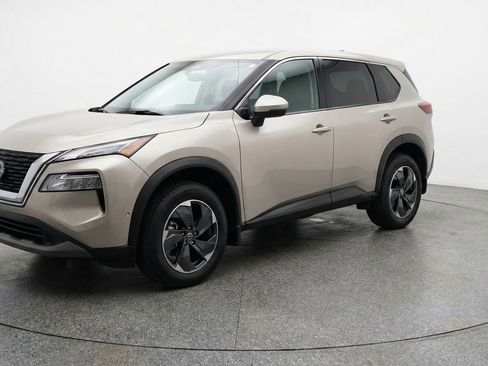 Used 2025 Nissan Rogue SV AWD/4WD image 3