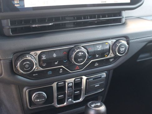 Used 2024 Jeep Wrangler Unlimited Sahara AWD/4WD image 21