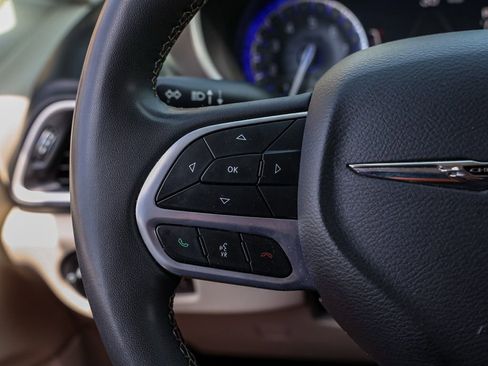 Used 2023 Chrysler Pacifica Touring-L FWD image 25
