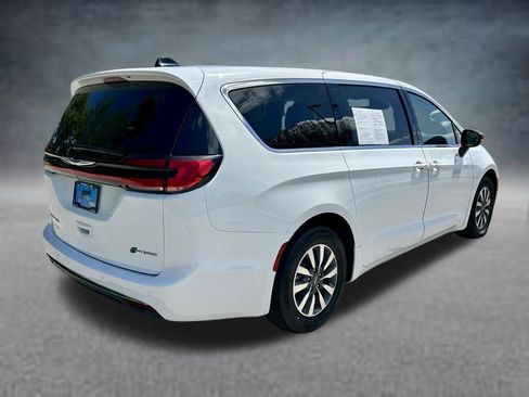 Used 2024 Chrysler Pacifica Limited FWD image 5