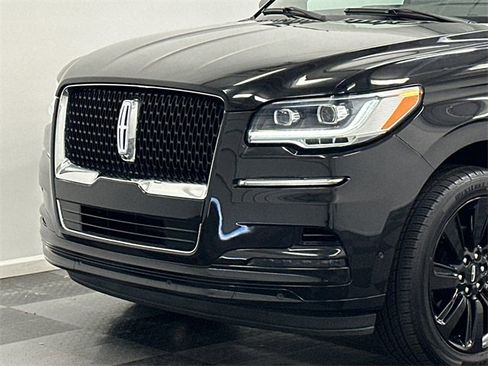 Used 2022 Lincoln Navigator Reserve image 2