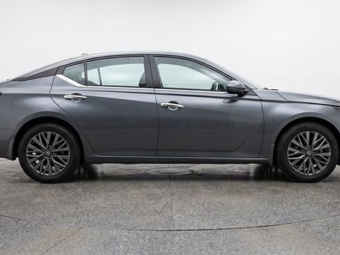 Used 2025 Nissan Altima 2.5 SV FWD image 11