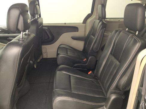 Used 2016 Chrysler Town & Country Touring w/ Driver Convenience Group image 18
