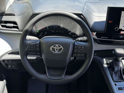 Used 2025 Toyota Sienna LE FWD image 14