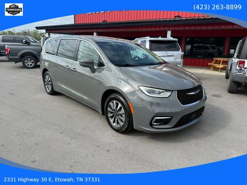 Used 2022 Chrysler Pacifica Touring-L w/ Uconnect Theater Family Group FWD image 1