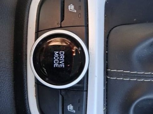 Used 2023 Hyundai Venue Limited image 27