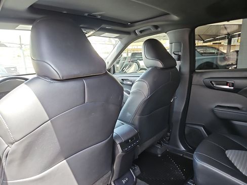 Used 2023 Toyota Highlander XSE FWD image 6