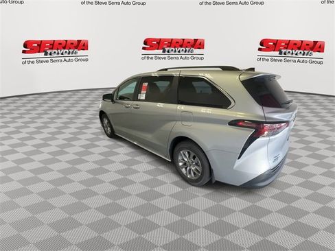 New 2025 Toyota Sienna XLE image 7