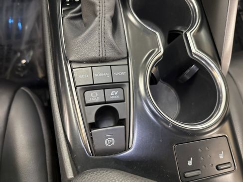 Used 2020 Toyota Camry XLE image 34