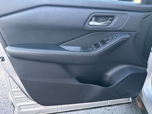 Used 2024 Nissan Rogue SV image 11