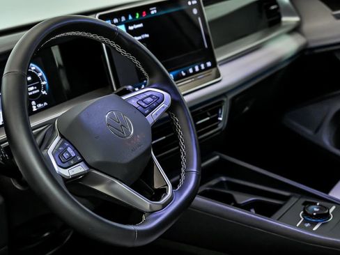 Used 2025 Volkswagen Tiguan SE AWD/4WD image 15