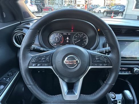 Used 2019 Nissan Kicks SR image 9