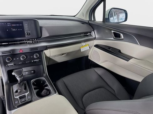 Used 2024 Kia Carnival LX image 22